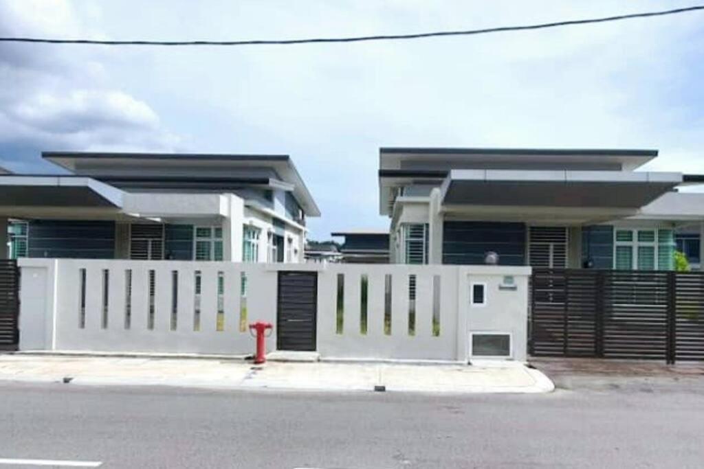 Jovial Singlestorey 4room10pax 'alma *